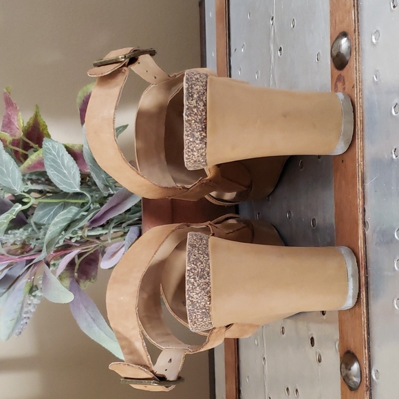 Franco Sarto Strappy Wedge Heel - Picture 2 of 4